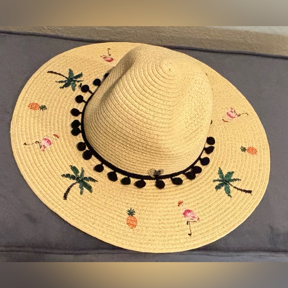 BETSEY JOHNSON HAT || Great condition and ready for Spring!